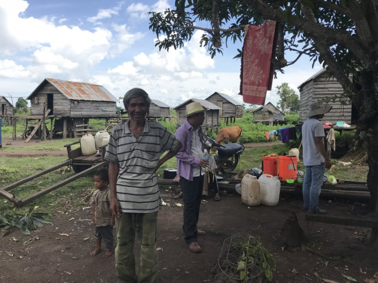 Thiện nguyện: Quà cho "Buôn Mười điều KHÔNG CÓ" ở Cheng Leng!