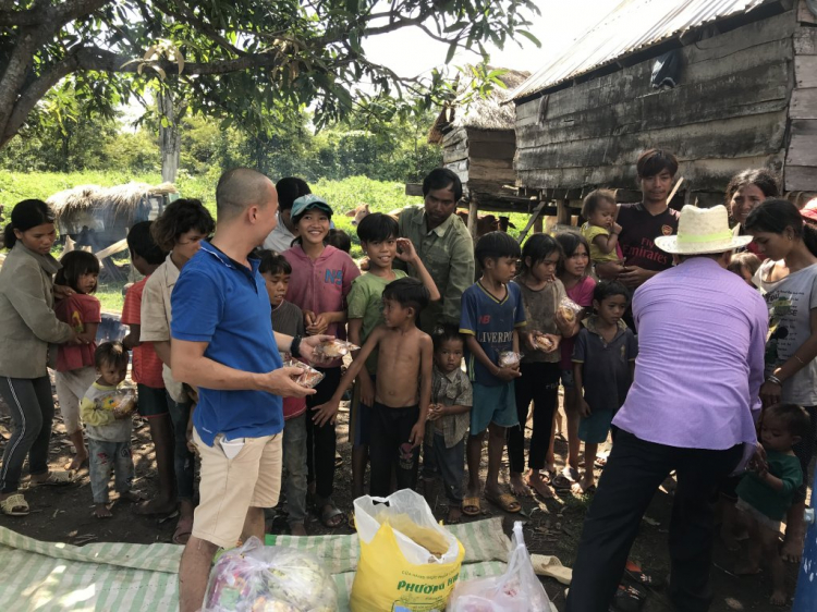 Thiện nguyện: Quà cho "Buôn Mười điều KHÔNG CÓ" ở Cheng Leng!