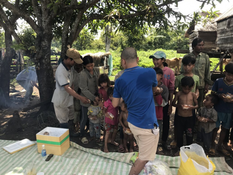 Thiện nguyện: Quà cho "Buôn Mười điều KHÔNG CÓ" ở Cheng Leng!