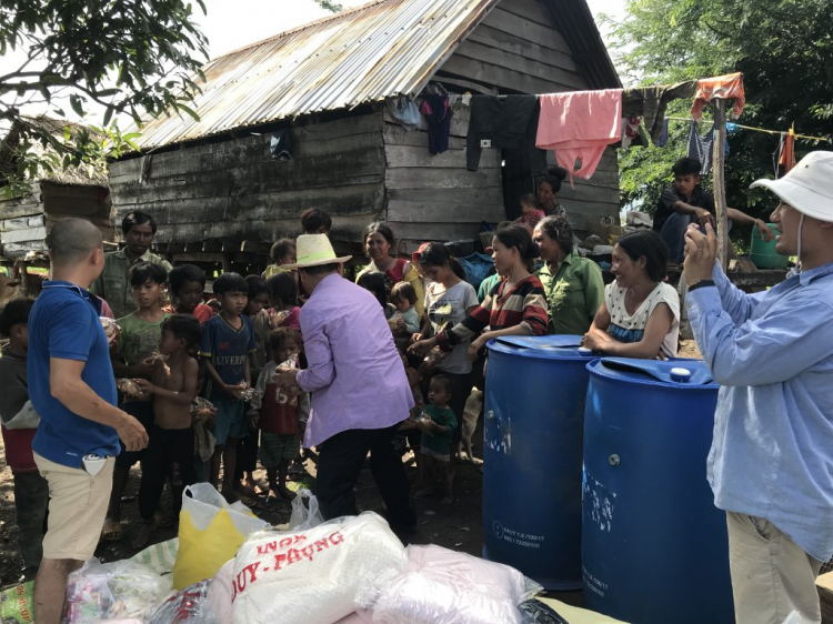 Thiện nguyện: Quà cho "Buôn Mười điều KHÔNG CÓ" ở Cheng Leng!