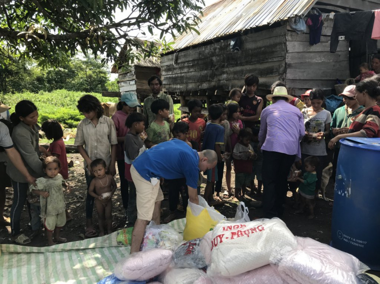 Thiện nguyện: Quà cho "Buôn Mười điều KHÔNG CÓ" ở Cheng Leng!