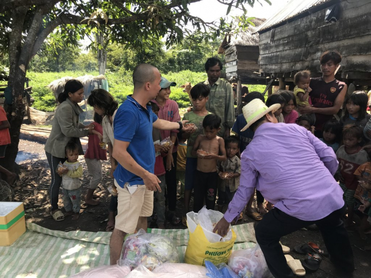 Thiện nguyện: Quà cho "Buôn Mười điều KHÔNG CÓ" ở Cheng Leng!