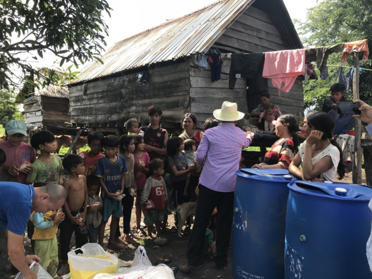 Thiện nguyện: Quà cho "Buôn Mười điều KHÔNG CÓ" ở Cheng Leng!