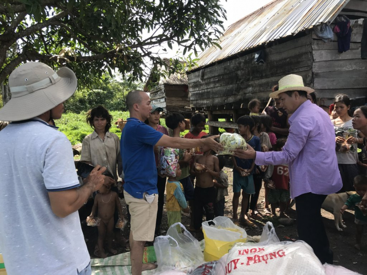 Thiện nguyện: Quà cho "Buôn Mười điều KHÔNG CÓ" ở Cheng Leng! Thiện nguyện: Quà cho "Buôn Mười điều KHÔNG CÓ" ở Cheng Leng!
