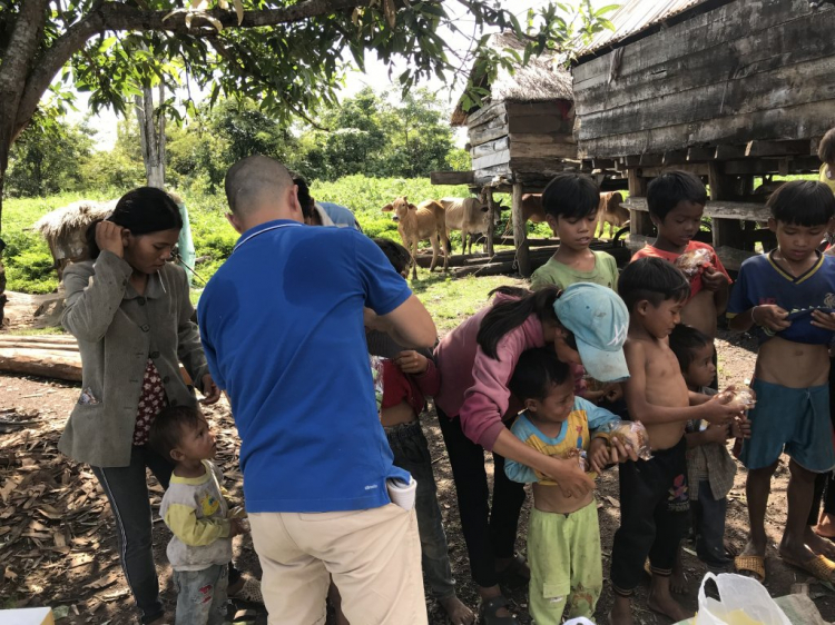 Thiện nguyện: Quà cho "Buôn Mười điều KHÔNG CÓ" ở Cheng Leng! Thiện nguyện: Quà cho "Buôn Mười điều KHÔNG CÓ" ở Cheng Leng!