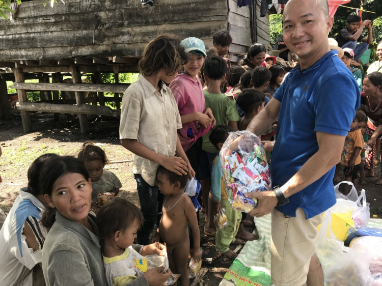 Thiện nguyện: Quà cho "Buôn Mười điều KHÔNG CÓ" ở Cheng Leng!