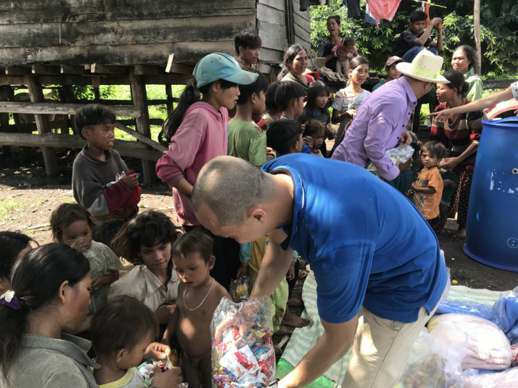 Thiện nguyện: Quà cho "Buôn Mười điều KHÔNG CÓ" ở Cheng Leng!