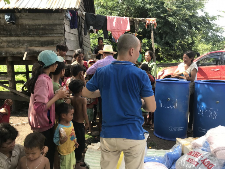 Thiện nguyện: Quà cho "Buôn Mười điều KHÔNG CÓ" ở Cheng Leng!