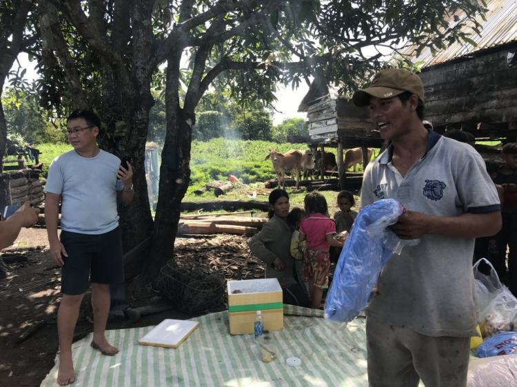 Thiện nguyện: Quà cho "Buôn Mười điều KHÔNG CÓ" ở Cheng Leng! Thiện nguyện: Quà cho "Buôn Mười điều KHÔNG CÓ" ở Cheng Leng!