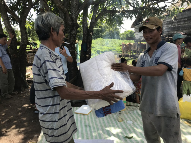 Thiện nguyện: Quà cho "Buôn Mười điều KHÔNG CÓ" ở Cheng Leng!