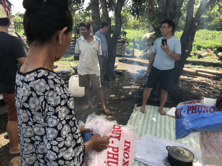 Thiện nguyện: Quà cho "Buôn Mười điều KHÔNG CÓ" ở Cheng Leng!