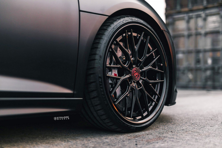 Audi R8 V10 Plus đẹp lạnh lùng với màu đen mờ Satin Black