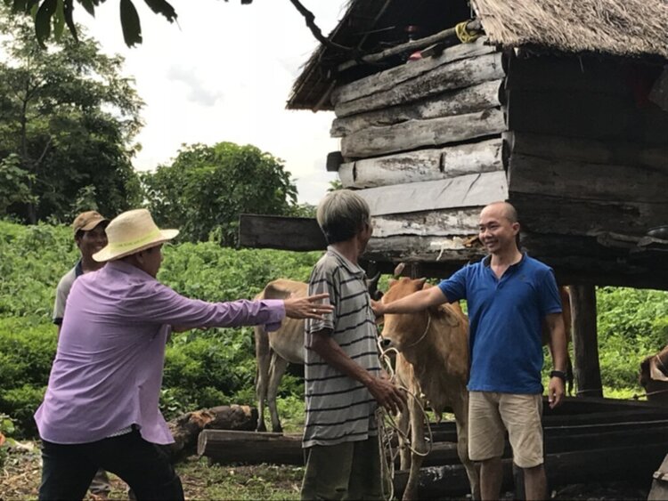 Thiện nguyện: Quà cho "Buôn Mười điều KHÔNG CÓ" ở Cheng Leng!