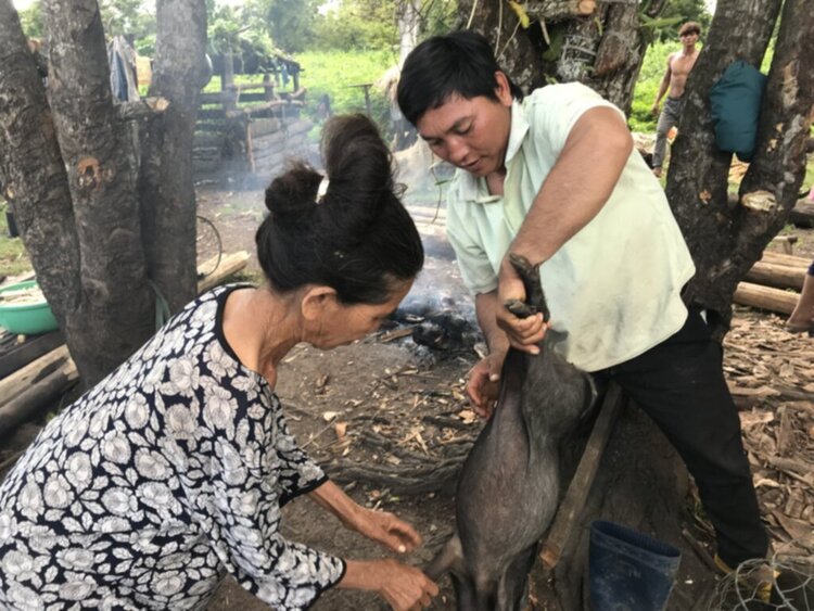 Thiện nguyện: Quà cho "Buôn Mười điều KHÔNG CÓ" ở Cheng Leng!