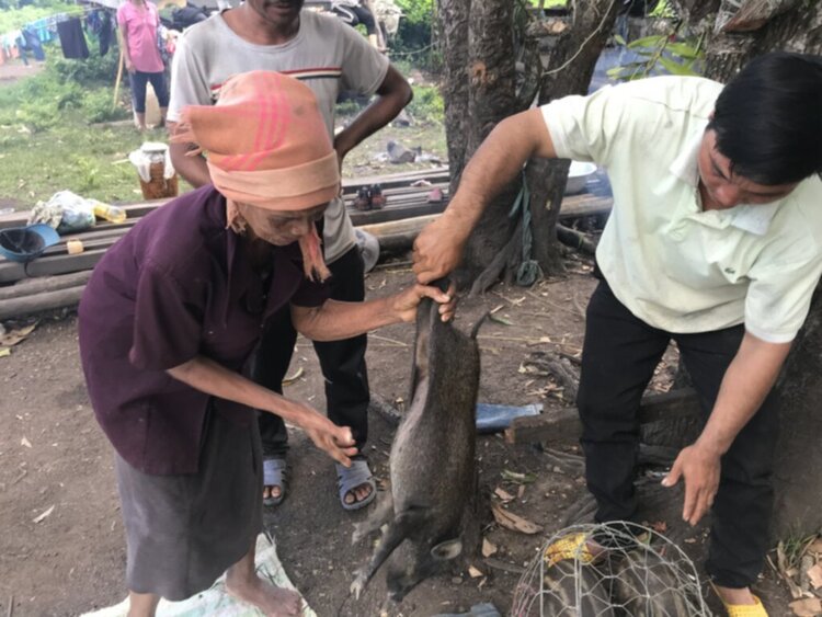 Thiện nguyện: Quà cho "Buôn Mười điều KHÔNG CÓ" ở Cheng Leng!