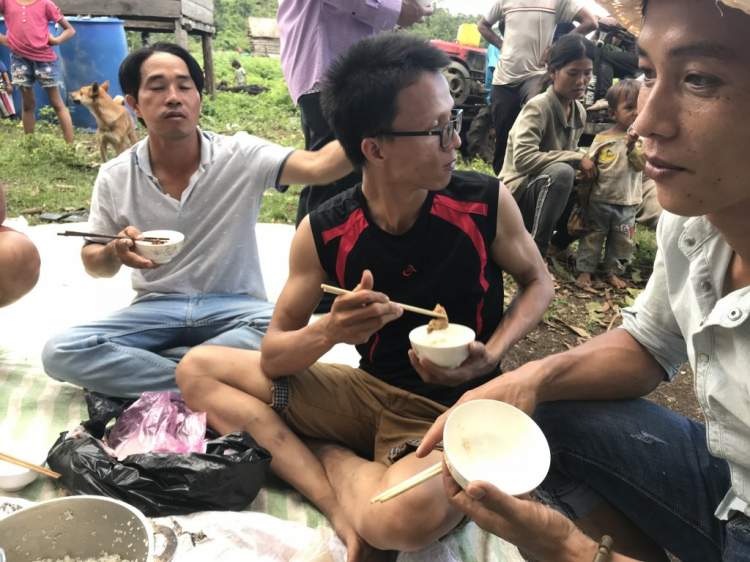 Thiện nguyện: Quà cho "Buôn Mười điều KHÔNG CÓ" ở Cheng Leng! Thiện nguyện: Quà cho "Buôn Mười điều KHÔNG CÓ" ở Cheng Leng!