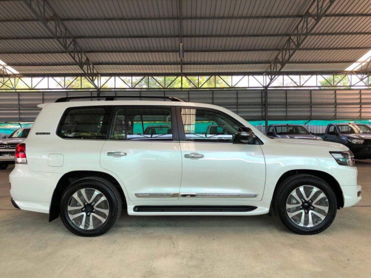 Toyota Land Cruiser 2017 cập cảng Việt Nam, giá hơn 4 tỷ đồng Toyota Land Cruiser 2017 cập cảng Việt Nam, giá hơn 4 tỷ đồng