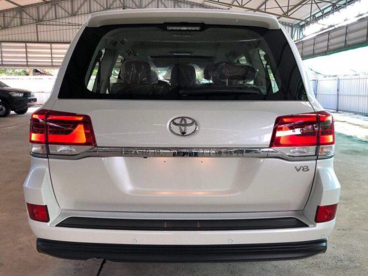 Toyota Land Cruiser 2017 cập cảng Việt Nam, giá hơn 4 tỷ đồng Toyota Land Cruiser 2017 cập cảng Việt Nam, giá hơn 4 tỷ đồng