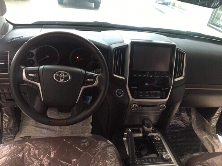 Toyota Land Cruiser 2017 cập cảng Việt Nam, giá hơn 4 tỷ đồng Toyota Land Cruiser 2017 cập cảng Việt Nam, giá hơn 4 tỷ đồng