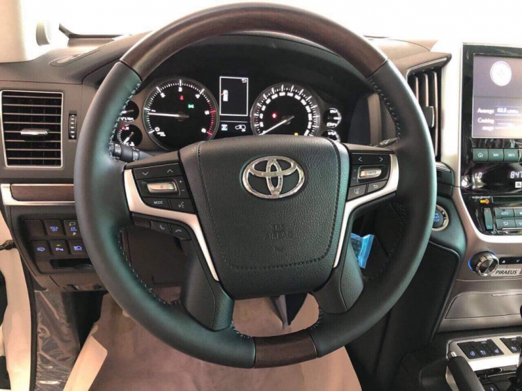 Toyota Land Cruiser 2017 cập cảng Việt Nam, giá hơn 4 tỷ đồng Toyota Land Cruiser 2017 cập cảng Việt Nam, giá hơn 4 tỷ đồng