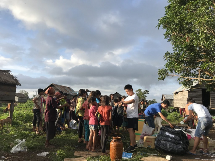 Thiện nguyện: Quà cho "Buôn Mười điều KHÔNG CÓ" ở Cheng Leng!