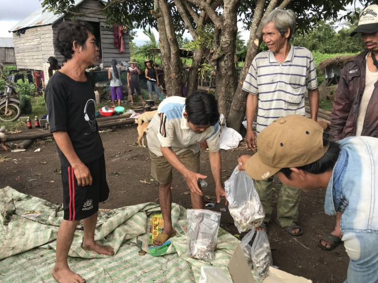 Thiện nguyện: Quà cho "Buôn Mười điều KHÔNG CÓ" ở Cheng Leng!