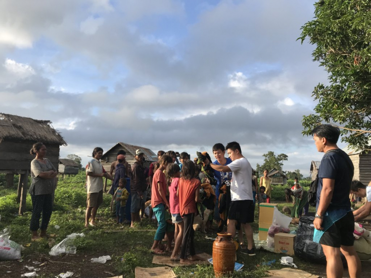 Thiện nguyện: Quà cho "Buôn Mười điều KHÔNG CÓ" ở Cheng Leng!