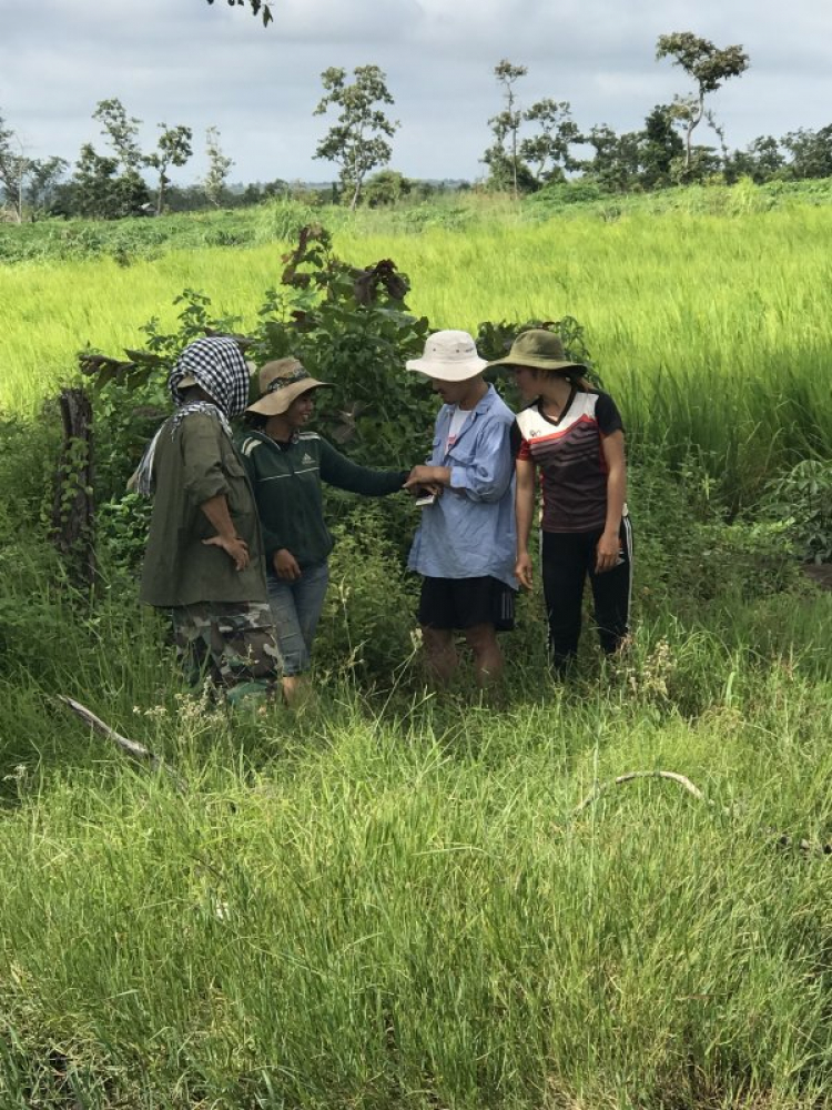 Thiện nguyện: Quà cho "Buôn Mười điều KHÔNG CÓ" ở Cheng Leng!