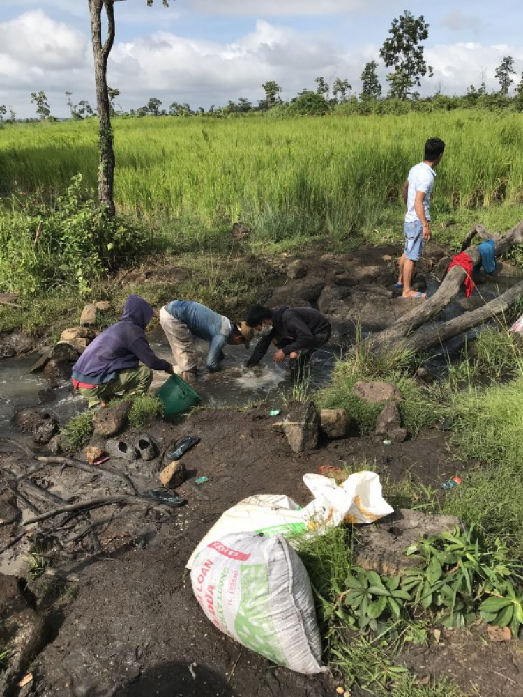 Thiện nguyện: Quà cho "Buôn Mười điều KHÔNG CÓ" ở Cheng Leng!