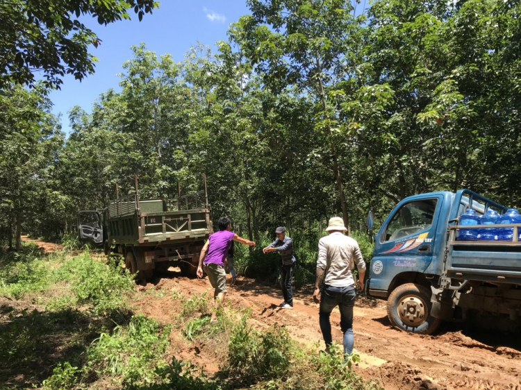 Thiện nguyện: Quà cho "Buôn Mười điều KHÔNG CÓ" ở Cheng Leng!