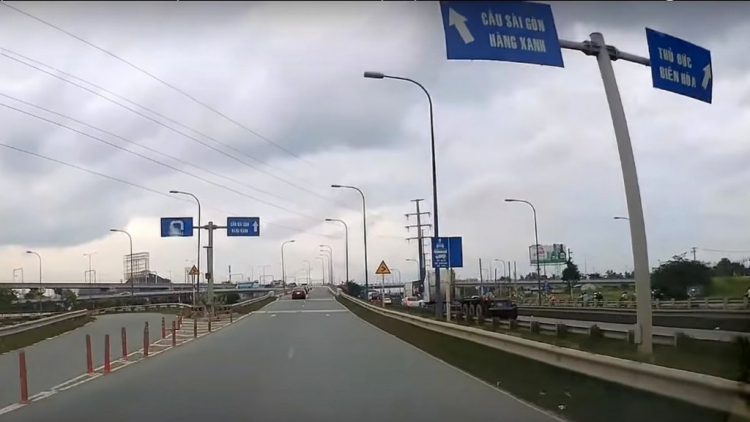 Cầu vượt Cát Lái về Trung tâm TP : để trống một làn xe làm gì ??? Cầu vượt Cát Lái về Trung tâm TP : để trống một làn xe làm gì ???