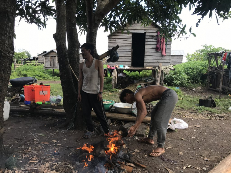 Thiện nguyện: Quà cho "Buôn Mười điều KHÔNG CÓ" ở Cheng Leng!