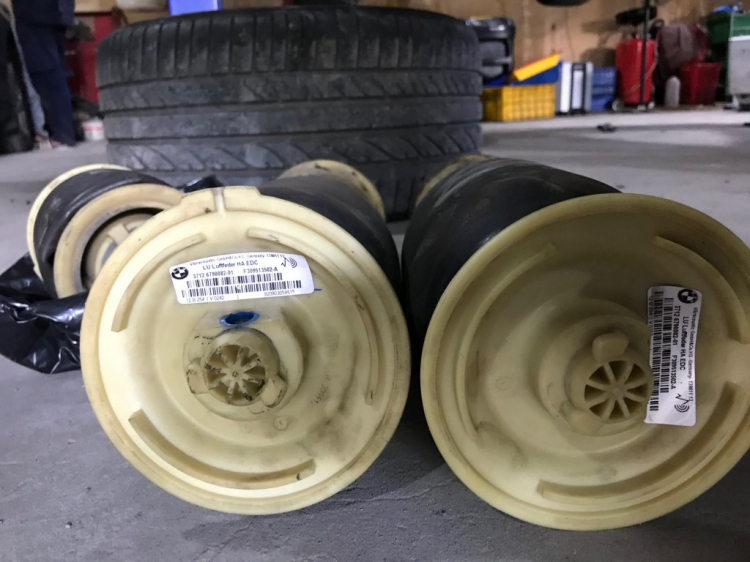 Cấp cứu. Xe bị xịt bầu hơi Cấp cứu. Xe bị xịt bầu hơi