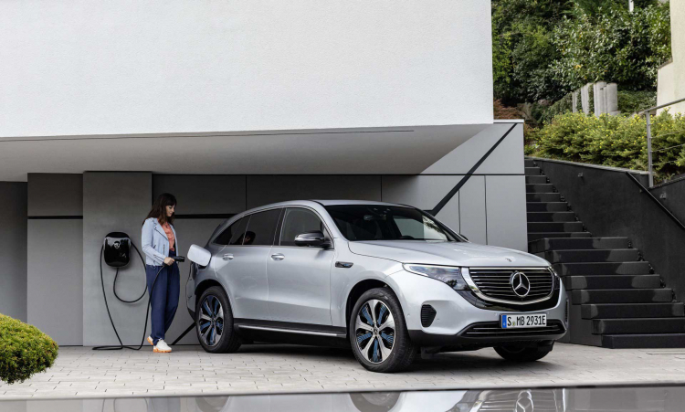 Mercedes giới thiệu mẫu crossover điện EQC hoàn toàn mới