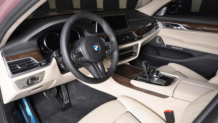 BMW 750Li xDrive được sơn màu hồng nữ tính