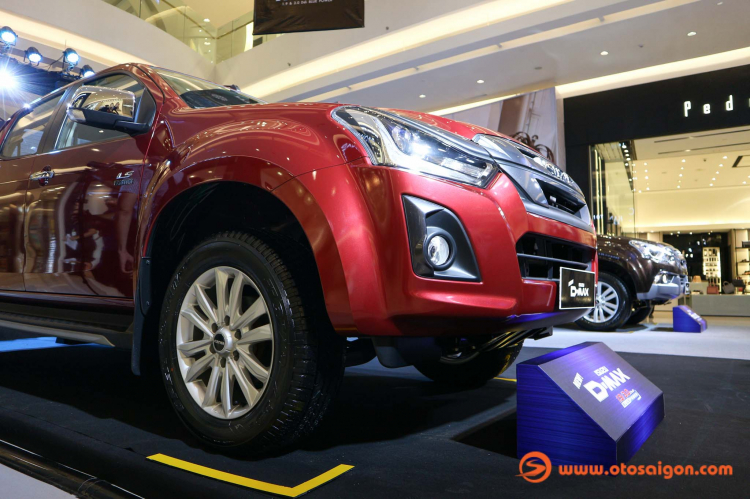 So sánh giá bán phiên bản cao cấp nhất của Isuzu D-MAX 2018 với các đối thủ