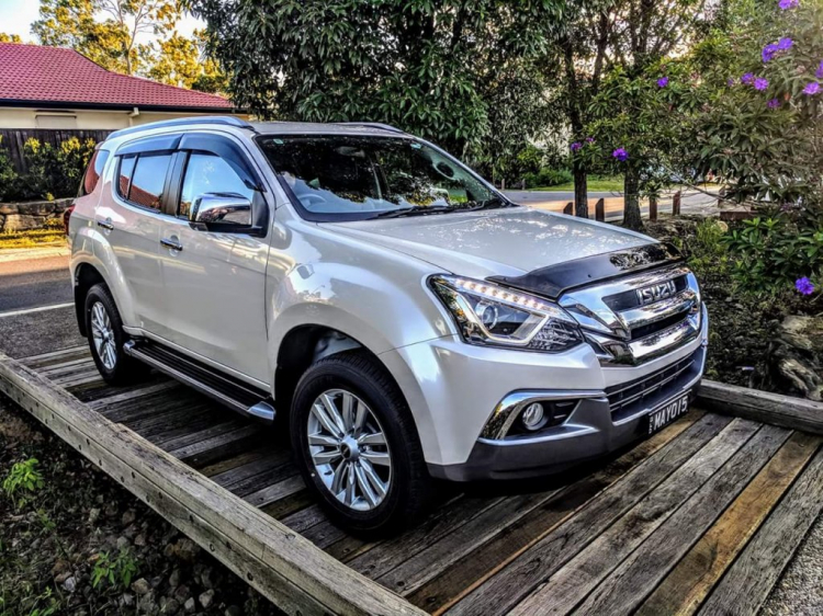 Isuzu Việt Nam ra mắt SUV mu-X và bán tải D-MAX 2018; động cơ 1.9L mới, mu-X có thêm phiên bản 2 cầu Isuzu Việt Nam ra mắt SUV mu-X và bán tải D-MAX 2018; động cơ 1.9L mới, mu-X có thêm phiên bản 2 cầu