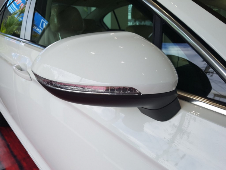 Volkswagen Passat BlueMotion màu trắng ngọc trai,chốt giá 1 tỷ 400 triệu, có xe giao ngay.