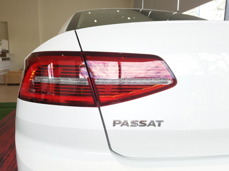 Volkswagen Passat BlueMotion màu trắng ngọc trai,chốt giá 1 tỷ 400 triệu, có xe giao ngay.