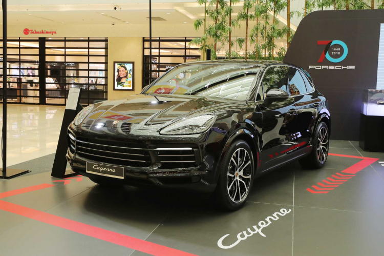 Kỷ niệm 70 năm lịch sử xe thể thao, Porsche Việt Nam trưng bày Panamera và Cayenne tại Saigon Centre