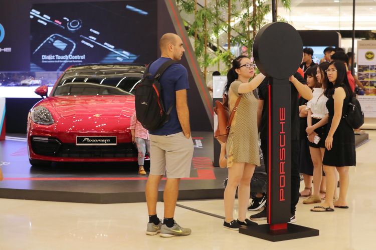 Kỷ niệm 70 năm lịch sử xe thể thao, Porsche Việt Nam trưng bày Panamera và Cayenne tại Saigon Centre