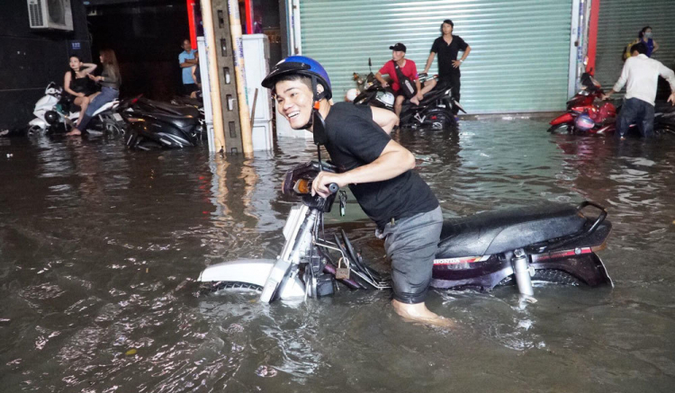 cơn mưa to khủng, khu nào lụt thế các bác :D