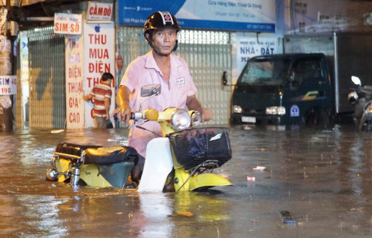 cơn mưa to khủng, khu nào lụt thế các bác :D