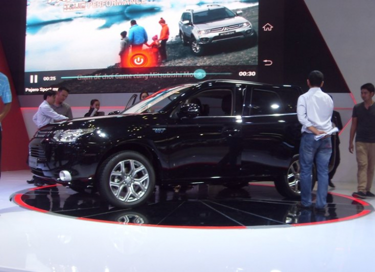 [VMS 2014] Mitsubishi giới thiệu Outlander PHEV