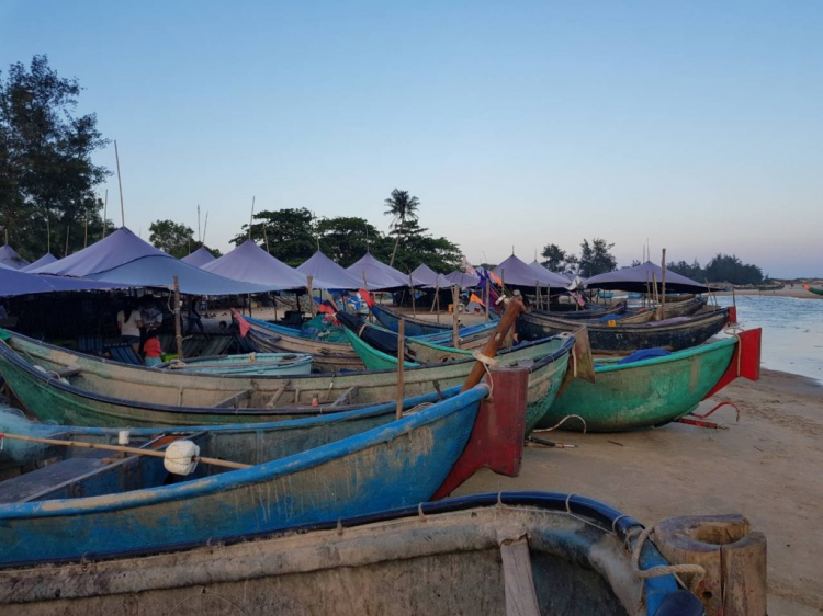 Có thị trấn, làng chài nhỏ ven biển nào đẹp, yên bình ko mấy anh?