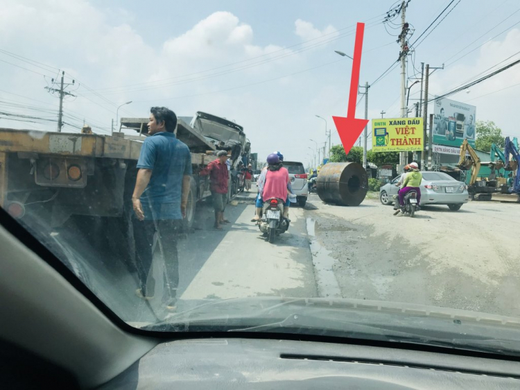 Tai nạn sáng 11/10, đầu kéo làm rơi cuộn thép xuống đường.