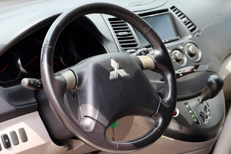 ***** Mitsubishi Grandis E đẹp mới nguyên bản (Full hình HD)