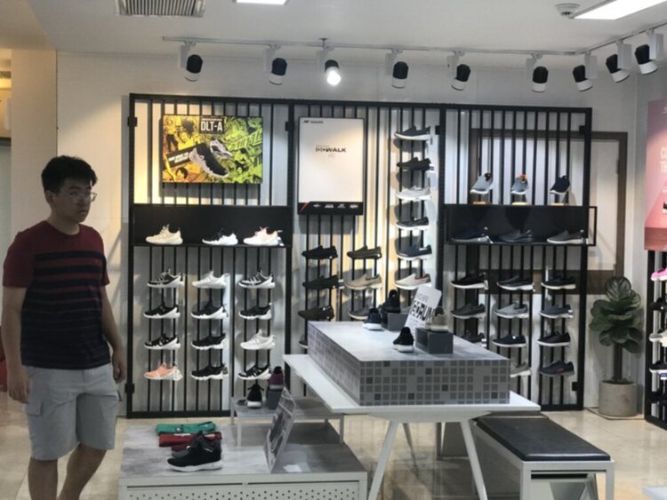 Chiếc áo sơmi 150 ngàn: Giá không thể cưỡng, tràn chiếm thị trường Chiếc áo sơmi 150 ngàn: Giá không thể cưỡng, tràn chiếm thị trường