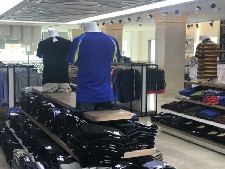 Chiếc áo sơmi 150 ngàn: Giá không thể cưỡng, tràn chiếm thị trường Chiếc áo sơmi 150 ngàn: Giá không thể cưỡng, tràn chiếm thị trường