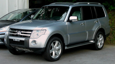 otosaigon-Mitsubishi_Pajero_(V80)_front.jpg